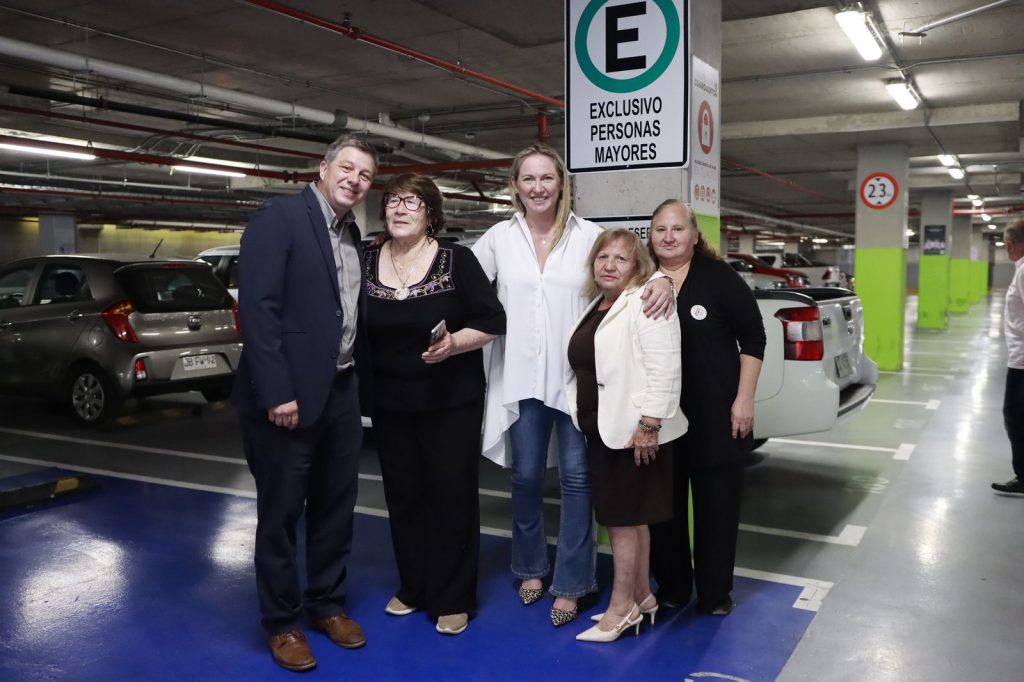 Colina implementa nuevos estacionamientos preferentes para personas mayores en Espacio Urbano La Laguna – Municipalidad De Colina